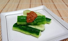 たたききゅうりの醤油麹のせ